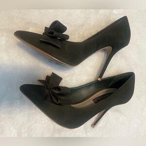 Steve Madden olive green pumps with bows. Worn once size 8